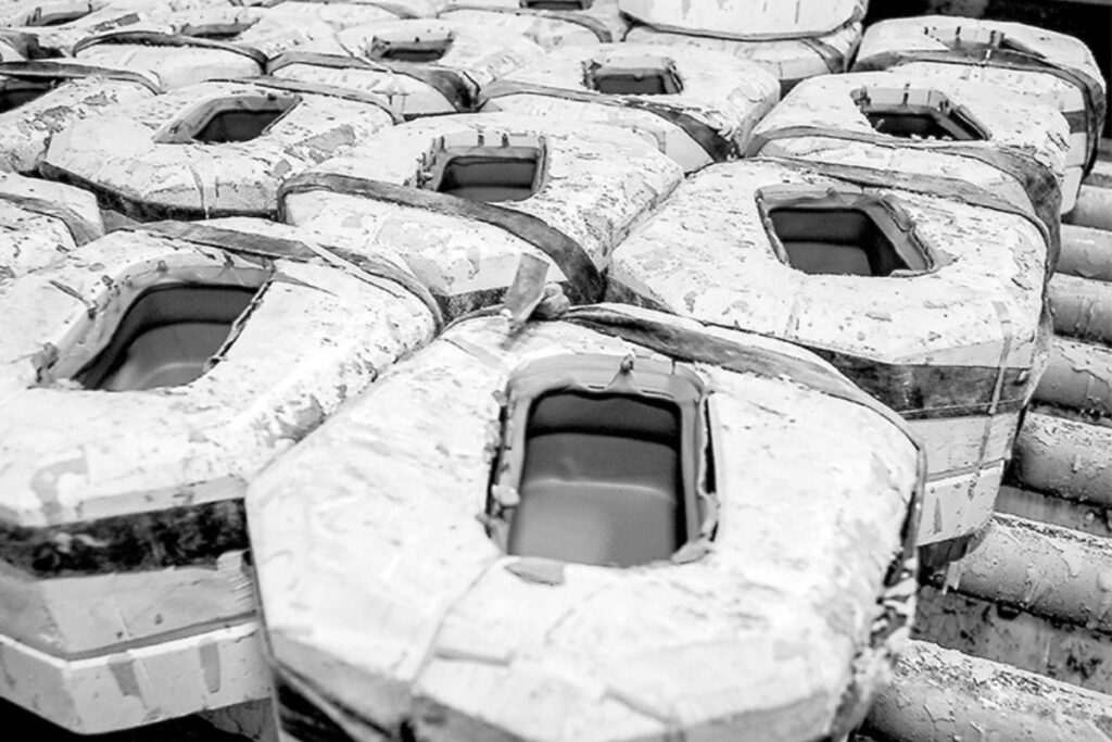 Moldes de cerâmica alinhados em produção artesanal